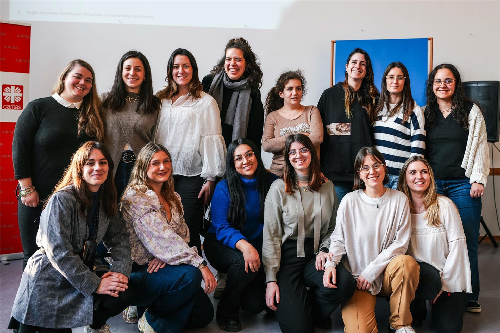 Die Teilnehmerinnen für den Hola Kita! Jahrgang stehen für ein Gruppenfoto zusammen. 