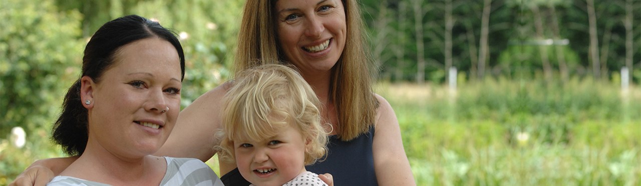 Junge Mutter mit Kind und Beraterin