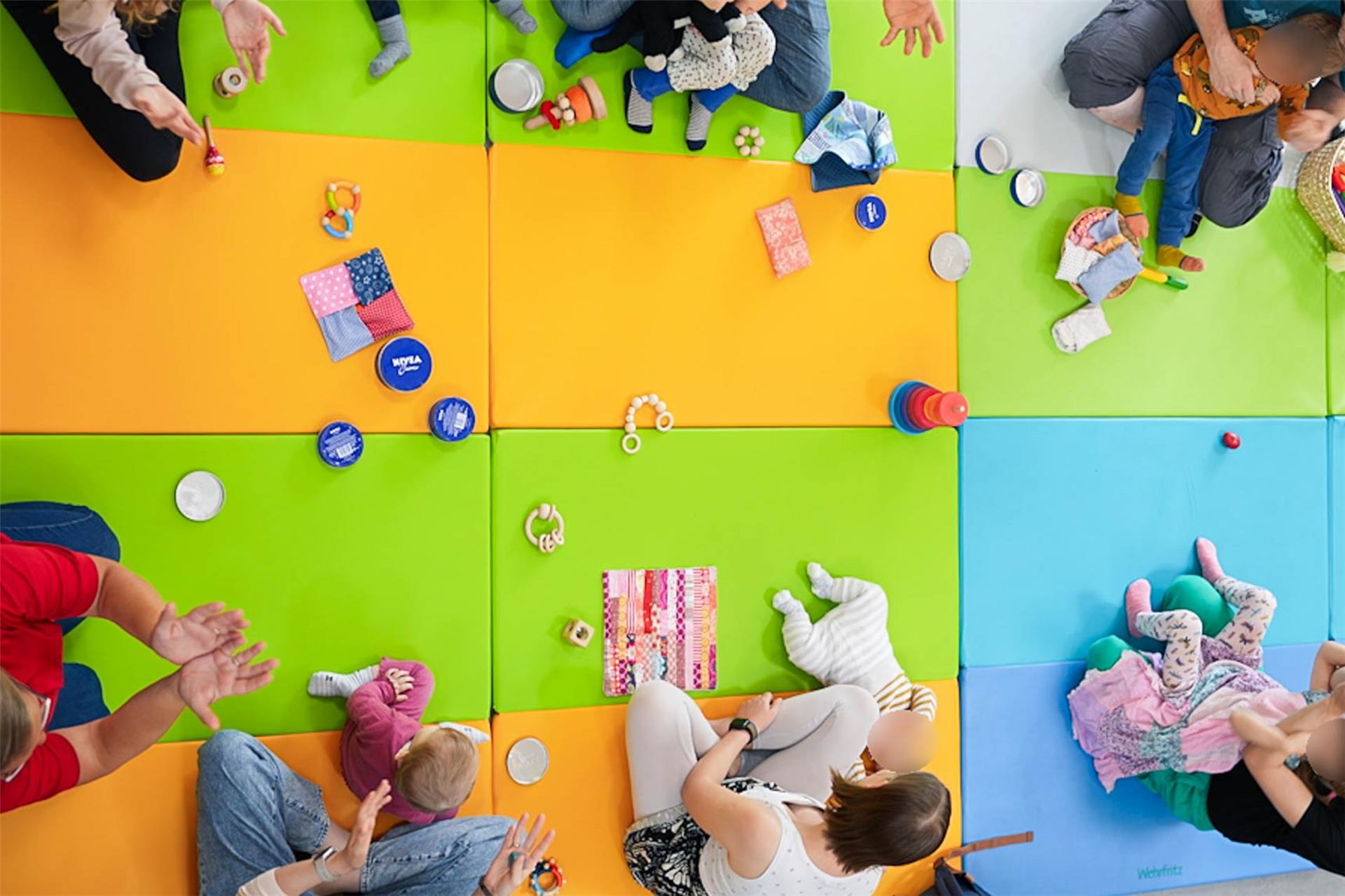 Zu sehen sind einige Eltern mit ihren Kindern bei der GemeinsamWachsen-Gruppe im FZ St. Franziskus.