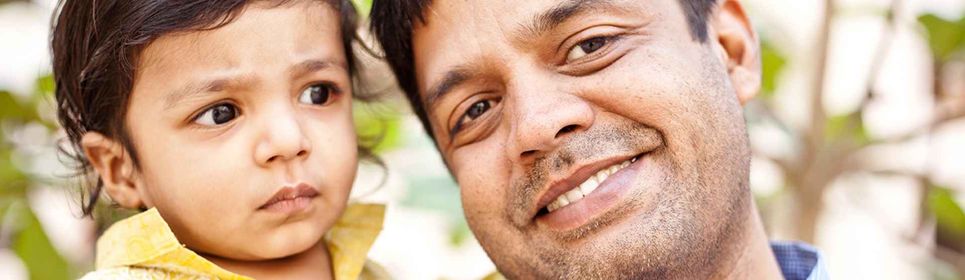 Vater und Sohn mit Migrationshintergrund