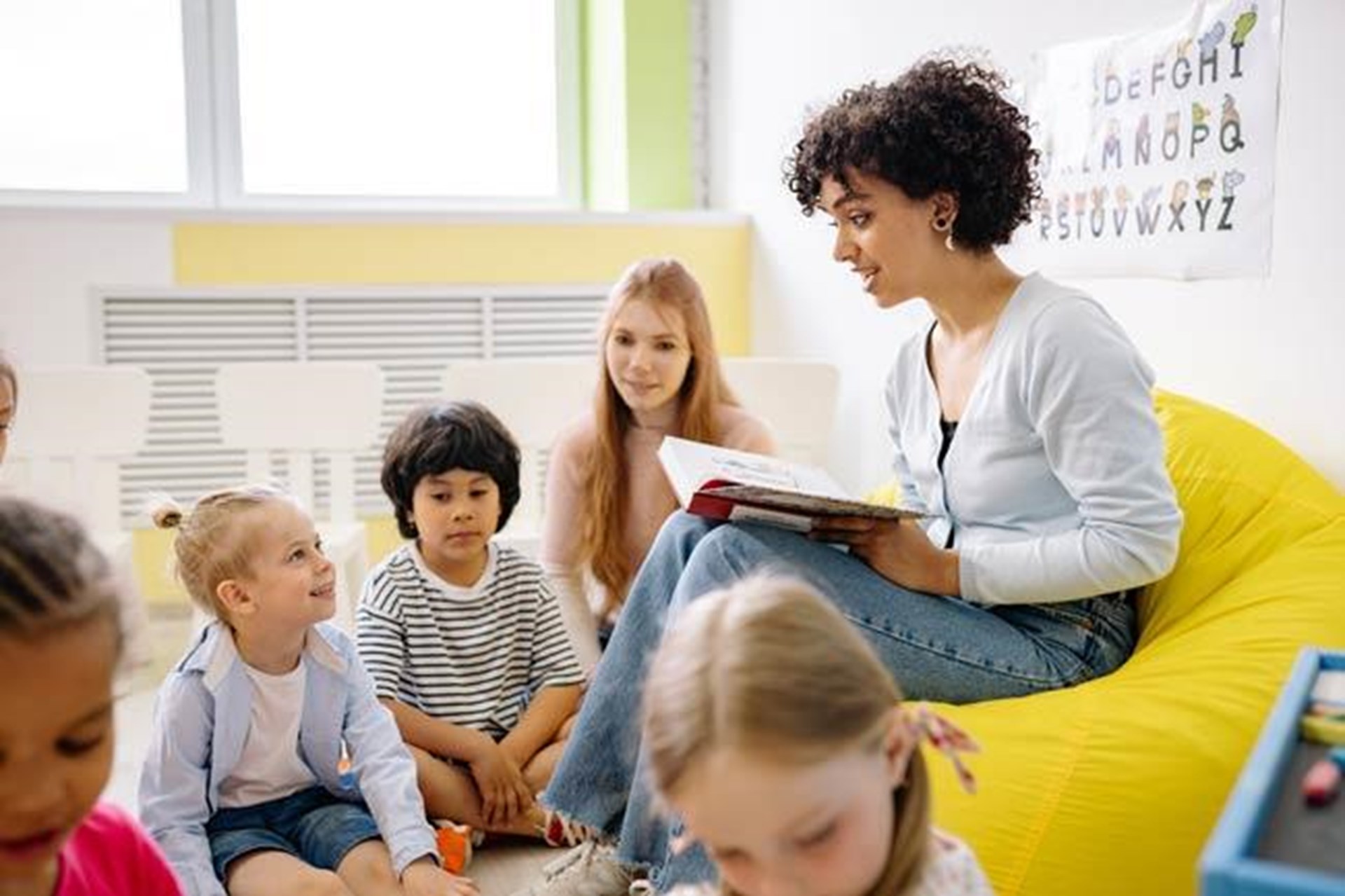 junge Frau lernt mit kleinen Kindern