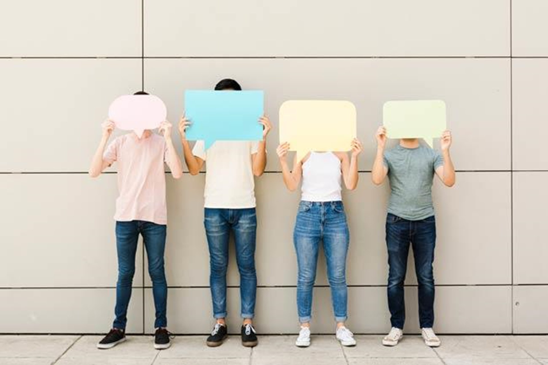 Menschen halten Sprechblasen aus Papier