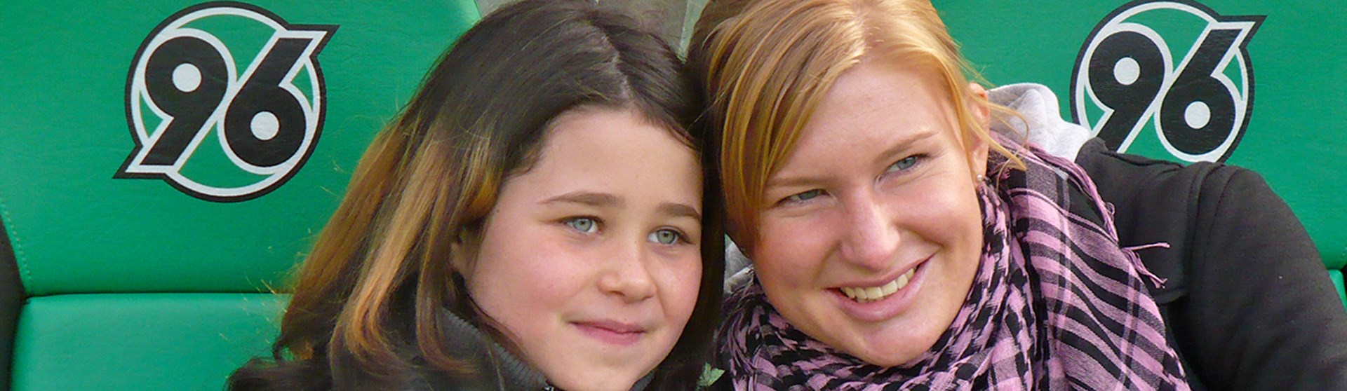 Mädchen und Frau beim Fußballspiel